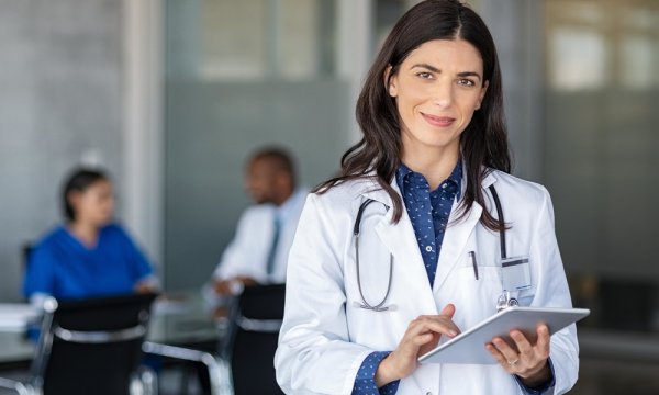 Много врачей