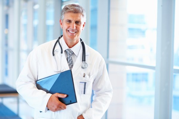 Красивый врач