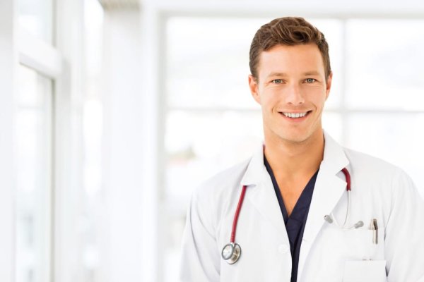 Доктор на белом фоне