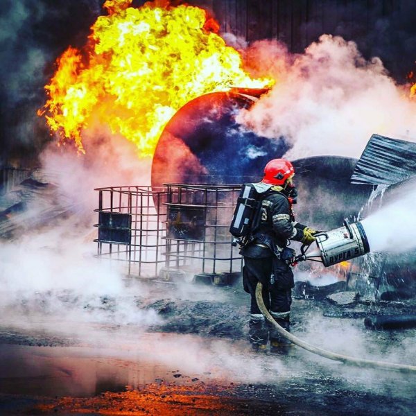Пожарный тушит огонь