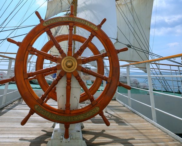 Палуба паруса штурвал спереди