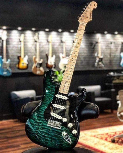 Бас гитара Fender Stratocaster