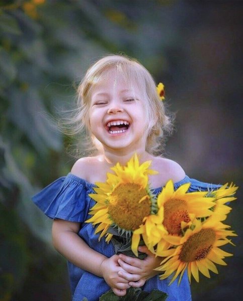 Девочка смеется