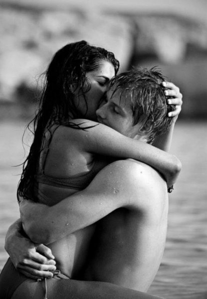 Девушка обнюхивает парня