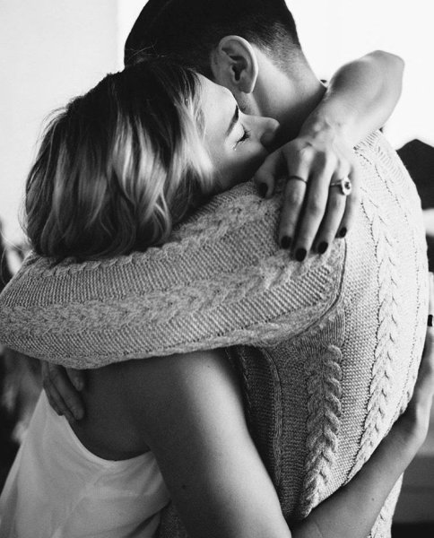 Крепкие объятия