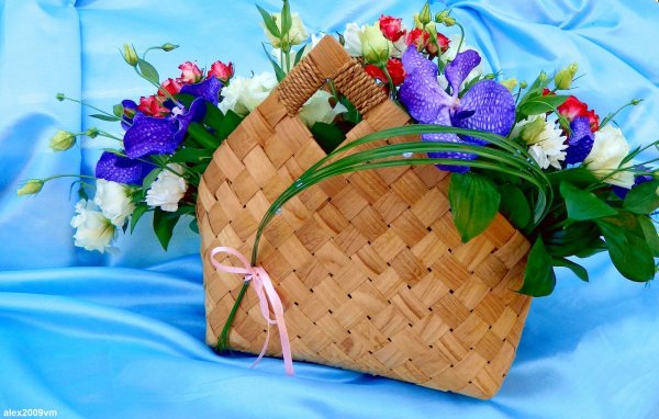 Цветы в корзине