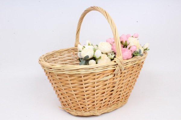 Плетеная корзина с цветами