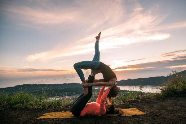 Красивые позы йоги на природе