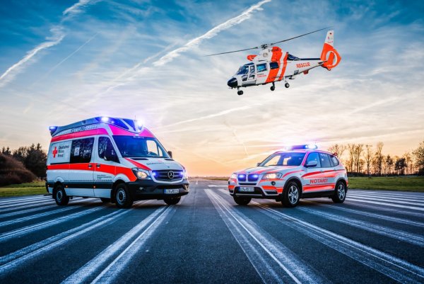 Красивая машина скорой помощи