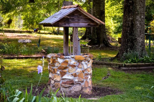 Красивый колодец на даче