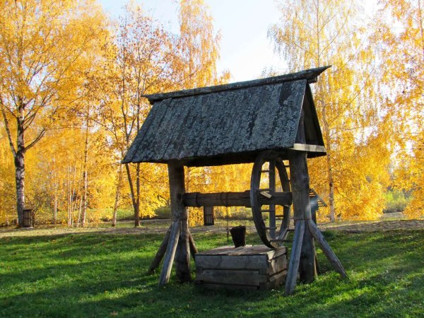 Старинный парк с колодцем