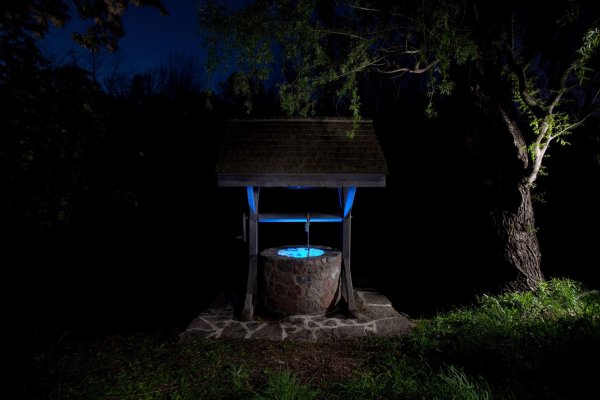 Красивый деревянный колодец в деревне