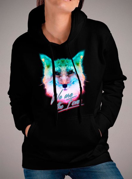 Девушка в толстовке