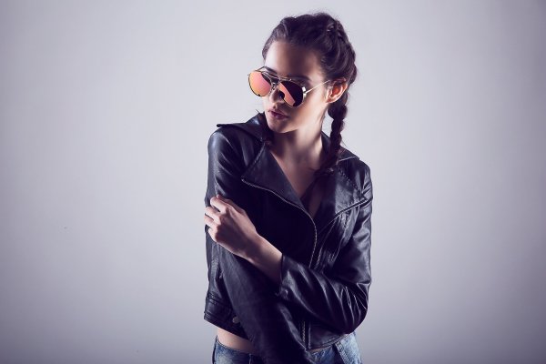 Стильная девушка в очках