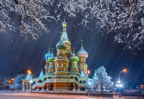 Церковь на фоне природы