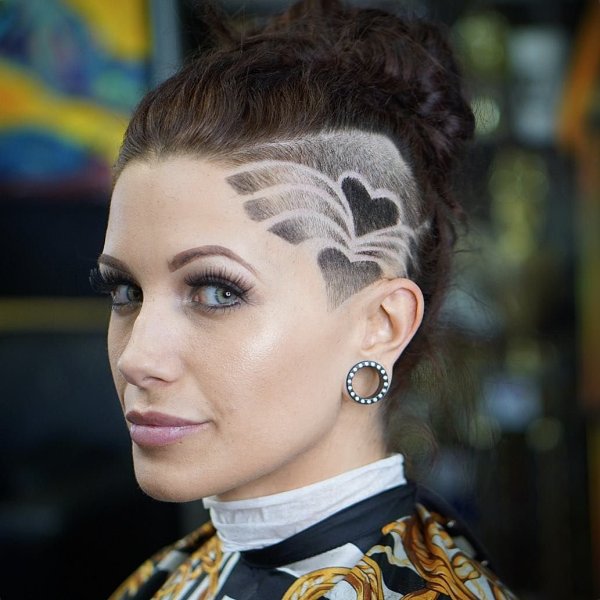 Стрижка с выбритыми узорами на висках