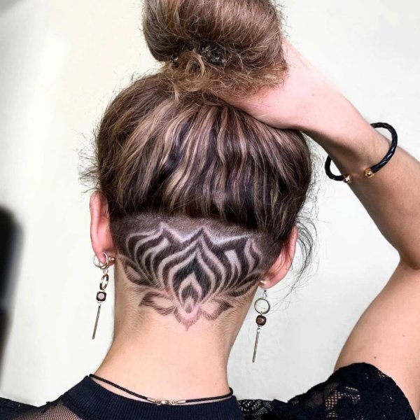 Стрижки с выбритым затылком