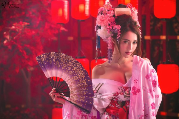 Девушка с веером