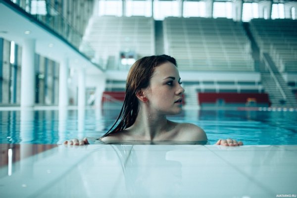 Люди в бассейне