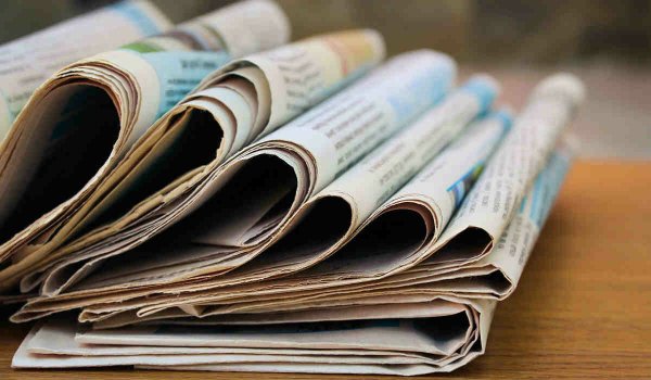 Стопка газет на столе