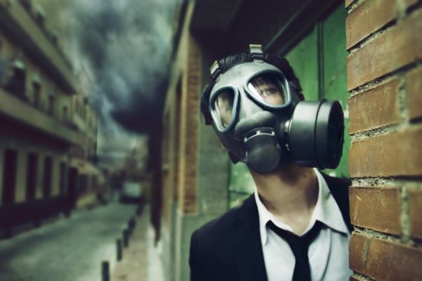 Человек в противогазе
