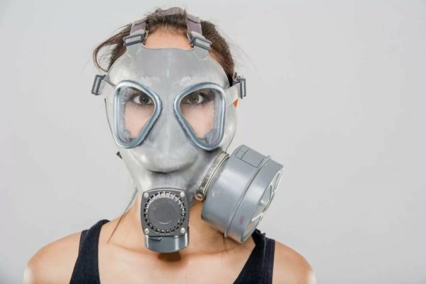 Девушка в противогазе