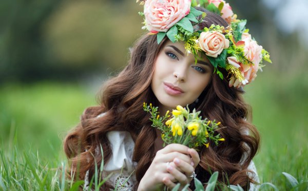 Женщина с венком на голове