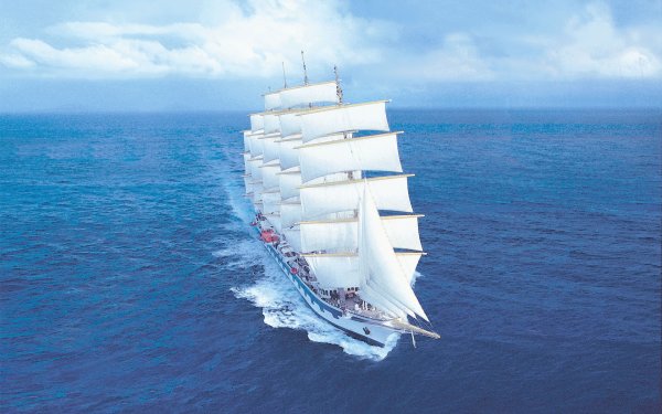Парусник в море
