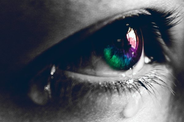 Слеза на щеке