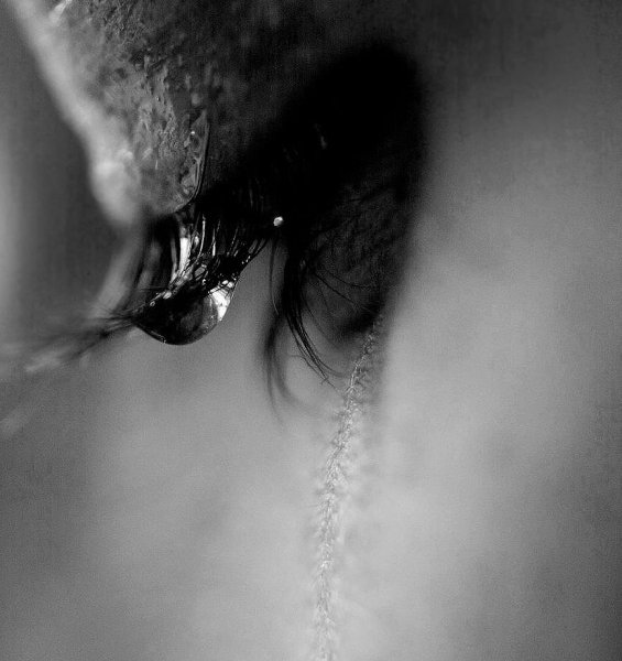 Девушка в слезах