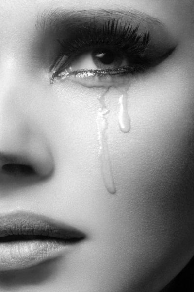 Девушка сотслезами на глазах