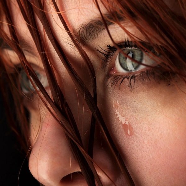 Девушка в слезах