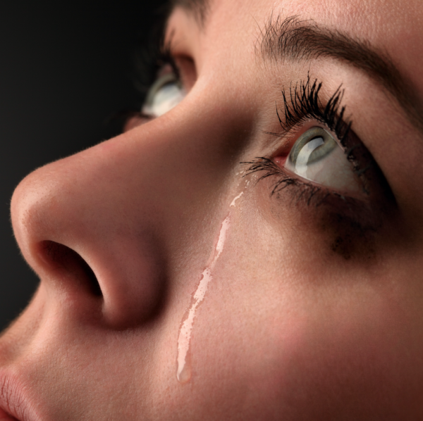 Слеза на щеке