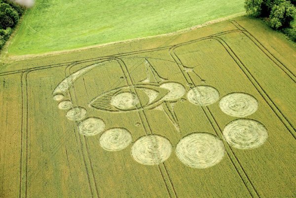2001 Год рисунок на поле Англия