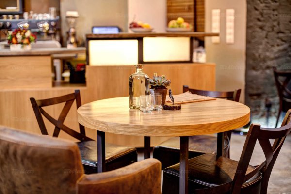 Уютный столик в кафе