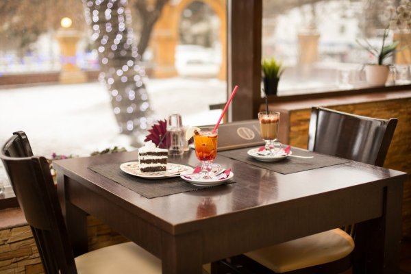 Уютный столик в кафе