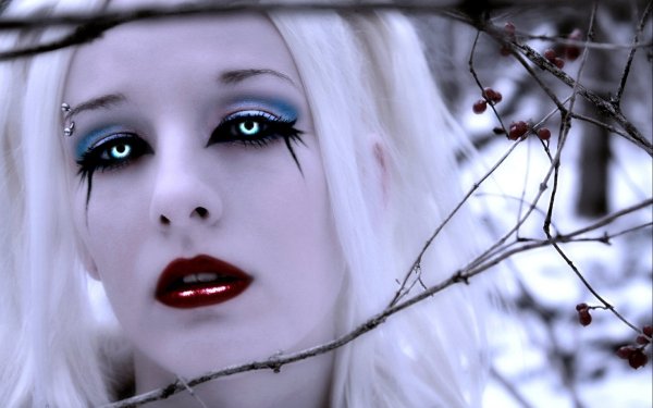 Красивый вампир