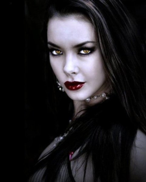 Голова красивого вампира