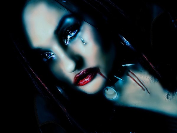 Девушка вампир с белым лицом и красными глазами