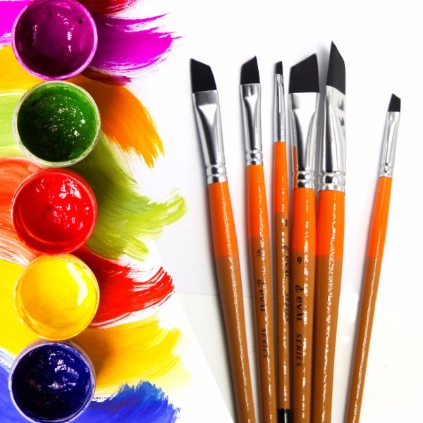 Кисточка для рисования с краской