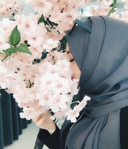 Девушка в хиджабе в мечети