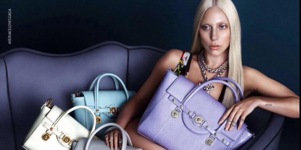 Девушка с сумкой