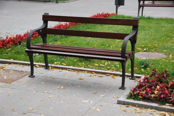 Скамейка в парке