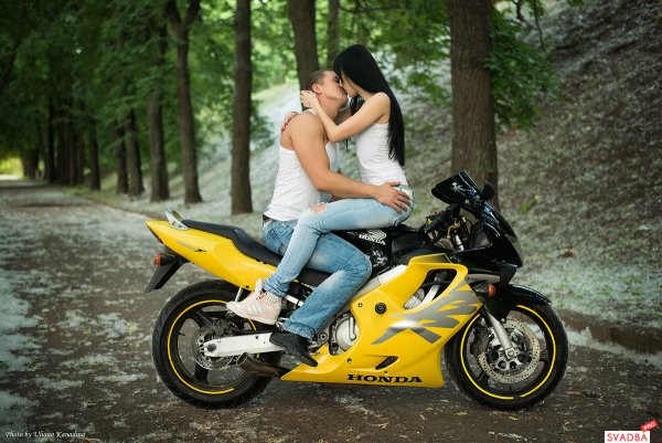 Фотосессия Love на мотоцикле