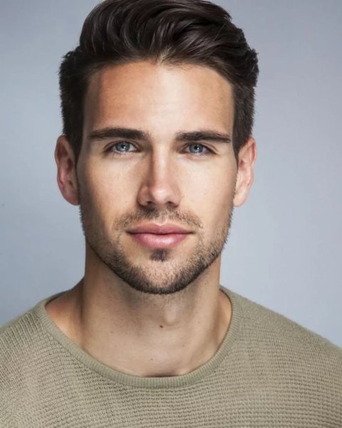 Красивое мужское лицо