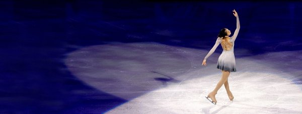 Красивые фигуристки на льду