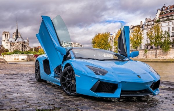Lamborghini Aventador голубая