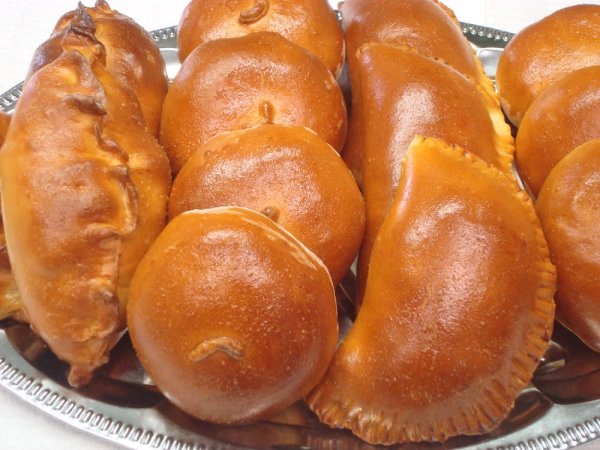 Пирожки на черном фоне