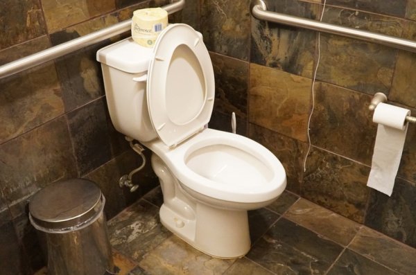 Унитаз с открытой крышкой