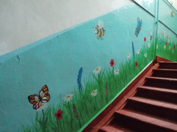 Украшение стен в подъезде